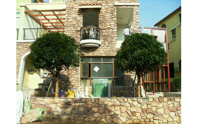 湖南華苑園林為長沙迪亞溪谷周總提供專業的別墅園林綠化服務，確保植物成活率和健康成長